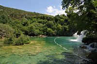 De stroom van Skradinski Buk op Krka. Klikken om het beeld te vergroten in Adobe Stock (nieuwe tab).