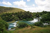 Vista da cascata de Skradinski Buk desde o mirante imperial. Clicar para ampliar a imagem em Adobe Stock (novo guia).