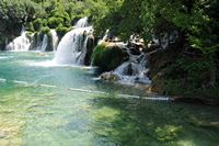 La rivière Krka en Croatie. La cascade de Skradinski Buk sur la Krka. Cliquer pour agrandir l'image dans Adobe Stock (nouvel onglet).