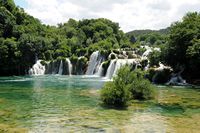 La rivière Krka en Croatie. La cascade de Skradinski Buk sur la Krka. Cliquer pour agrandir l'image dans Adobe Stock (nouvel onglet).