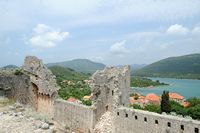 Le village de Mali Ston, presqu'île de Pelješac en Croatie. Forteresse de Mali Ston. Cliquer pour agrandir l'image dans Adobe Stock (nouvel onglet).