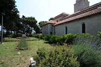 Le village de Povlja, île de Brač en Croatie. L'église Saint-Jean-Baptiste. Cliquer pour agrandir l'image dans Adobe Stock (nouvel onglet).