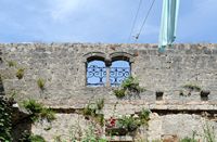 De noordelijke hoge muur van het kasteel Cerinić. Klikken om het beeld te vergroten in Adobe Stock (nieuwe tab).