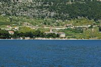La ville de Bol, île de Brač, en Croatie. Le couvent dominicain vu depuis la mer. Cliquer pour agrandir l'image dans Adobe Stock (nouvel onglet).