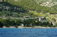 La ville de Bol, île de Brač, en Croatie. La presqu'île de Glavica. Cliquer pour agrandir l'image dans Adobe Stock (nouvel onglet).