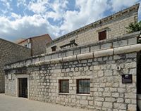 La ville de Bol, île de Brač, en Croatie. Le palais Renaissance. Cliquer pour agrandir l'image dans Adobe Stock (nouvel onglet).