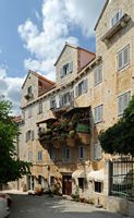 La ville de Bol, île de Brač, en Croatie. Une maison à Bol. Cliquer pour agrandir l'image dans Adobe Stock (nouvel onglet).