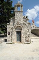 La ville de Bol, île de Brač, en Croatie. La chapelle Saints-Jean-et-Théodore. Cliquer pour agrandir l'image dans Adobe Stock (nouvel onglet).