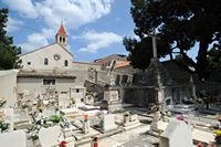 La ville de Bol, île de Brač, en Croatie. Le cimetière de Bol. Cliquer pour agrandir l'image dans Adobe Stock (nouvel onglet).