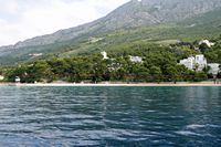 La ville de Brela en Croatie. Hôtel Berulia vu depuis la mer. Cliquer pour agrandir l'image dans Adobe Stock (nouvel onglet).