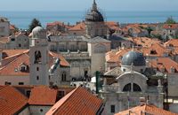 La ville close de Dubrovnik en Croatie. Quartier de la Cathédrale. Cathédrale vue depuis les remparts nord. Cliquer pour agrandir l'image dans Adobe Stock (nouvel onglet).