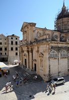 La ville close de Dubrovnik en Croatie. Quartier de la Cathédrale. Cathédrale vue depuis le Palais du Recteur. Cliquer pour agrandir l'image dans Adobe Stock (nouvel onglet).
