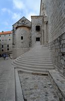 La ville close de Dubrovnik en Croatie. Quartier des Dominicains. Portail sud de l'église des Dominicains. Cliquer pour agrandir l'image dans Adobe Stock (nouvel onglet).