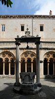 Pozzo del chiostro del monastero dei domenicani a Dubrovnik. Clicca per ingrandire l'immagine in Adobe Stock (nuova unghia).
