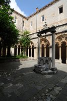 Pozzo del chiostro del monastero dei domenicani a Dubrovnik. Clicca per ingrandire l'immagine in Adobe Stock (nuova unghia).