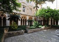 La ville close de Dubrovnik en Croatie. Quartier des Dominicains. Cloître du couvent des Dominicains à Dubrovnik. Cliquer pour agrandir l'image dans Adobe Stock (nouvel onglet).