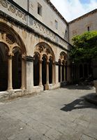 La ville close de Dubrovnik en Croatie. Quartier des Dominicains. Cloître du couvent des Dominicains à Dubrovnik. Cliquer pour agrandir l'image dans Adobe Stock (nouvel onglet).