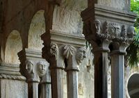 La ville close de Dubrovnik en Croatie. Quartier des Franciscains. Chapiteaux du cloître roman. Cliquer pour agrandir l'image dans Adobe Stock (nouvel onglet).
