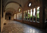 La ville close de Dubrovnik en Croatie. Quartier des Franciscains. Galerie ouest du cloître roman. Cliquer pour agrandir l'image dans Adobe Stock (nouvel onglet).