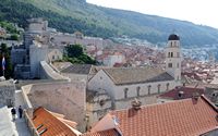 La ville close de Dubrovnik en Croatie. Quartier des Franciscains. Couvent franciscain vu depuis les remparts à la Porte de Pile. Cliquer pour agrandir l'image dans Adobe Stock (nouvel onglet).