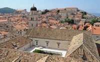 La ville close de Dubrovnik en Croatie. Quartier des Franciscains. Terrasse du cloître roman. Cliquer pour agrandir l'image dans Adobe Stock (nouvel onglet).