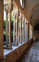 La ville close de Dubrovnik en Croatie. Quartier des Franciscains. Cloître roman. Cliquer pour agrandir l'image dans Adobe Stock (nouvel onglet).