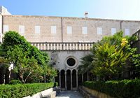 La ville close de Dubrovnik en Croatie. Quartier des Franciscains. Jardin du cloître roman. Cliquer pour agrandir l'image dans Adobe Stock (nouvel onglet).