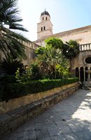 La ville close de Dubrovnik en Croatie. Quartier des Franciscains. Jardin du cloître roman. Cliquer pour agrandir l'image dans Adobe Stock (nouvel onglet).