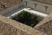 La ville close de Dubrovnik en Croatie. Quartier des Franciscains. Terrasse du cloître roman. Cliquer pour agrandir l'image dans Adobe Stock (nouvel onglet).