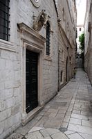 La ville close de Dubrovnik en Croatie. Quartier des Jésuites. Rue Strossmayer. Cliquer pour agrandir l'image dans Adobe Stock (nouvel onglet).