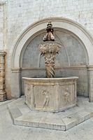 La ville close de Dubrovnik en Croatie. Quartier de la Loge. Petite fontaine d'Onofrio. Cliquer pour agrandir l'image dans Adobe Stock (nouvel onglet).