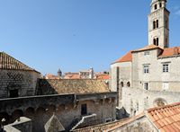 Les fortifications de Dubrovnik en Croatie. Accès aux remparts près de la porte du Marché. Cliquer pour agrandir l'image dans Adobe Stock (nouvel onglet).