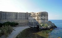 Les fortifications de Dubrovnik en Croatie. Fortifications maritimes. Fort Bokar vu depuis le square Brsalje. Cliquer pour agrandir l'image dans Adobe Stock (nouvel onglet).
