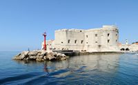 Les fortifications de Dubrovnik en Croatie. Fortifications maritimes. Forteresse Saint-vue depuis le bateau pour Lokrum. Cliquer pour agrandir l'image dans Adobe Stock (nouvel onglet).