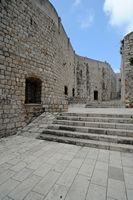 Les fortifications de Dubrovnik en Croatie. Fortifications maritimes. Rue Od Margarite derrière le bastion Sainte Marguerite. Cliquer pour agrandir l'image dans Adobe Stock (nouvel onglet).