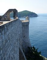 Les fortifications de Dubrovnik en Croatie. Fortifications maritimes. Bastion Saint-Étienne. Cliquer pour agrandir l'image dans Adobe Stock (nouvel onglet).