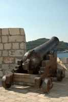 Les fortifications de Dubrovnik en Croatie. Fortifications maritimes. Canon sur les remparts de Dubrovnik. Cliquer pour agrandir l'image dans Adobe Stock (nouvel onglet).