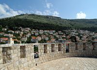 Les fortifications de Dubrovnik en Croatie. Fortifications du nord. Le mont Saint-Serge vu depuis le Fort Saint-Jacques. Cliquer pour agrandir l'image dans Adobe Stock (nouvel onglet).