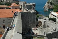 Les fortifications de Dubrovnik en Croatie. Fortifications de l'ouest. Porte de pile vue depuis minceta. Cliquer pour agrandir l'image dans Adobe Stock (nouvel onglet).