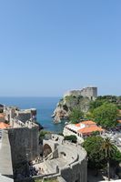 Les fortifications de Dubrovnik en Croatie. Fortifications de l'ouest. Porte de pile vue depuis minceta. Cliquer pour agrandir l'image dans Adobe Stock (nouvel onglet).