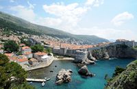 Les fortifications de Dubrovnik en Croatie. Fortifications de l'ouest. Vues depuis lovrijenac. Cliquer pour agrandir l'image dans Adobe Stock (nouvel onglet).