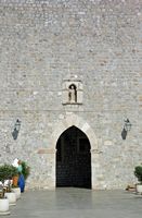Les fortifications de Dubrovnik en Croatie. Le port. Porte du Marché aux Poissons. Cliquer pour agrandir l'image dans Adobe Stock (nouvel onglet).