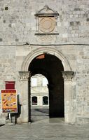 Les fortifications de Dubrovnik en Croatie. Le port. Porte du Port. Cliquer pour agrandir l'image dans Adobe Stock (nouvel onglet).