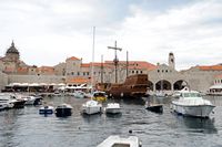 Les fortifications de Dubrovnik en Croatie. Le port. Navire pirate d'excursion dans le port de Dubrovnik. Cliquer pour agrandir l'image dans Adobe Stock (nouvel onglet).