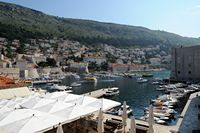 Les fortifications de Dubrovnik en Croatie. Le port. Le port de Dubrovnik vu des remparts. Cliquer pour agrandir l'image dans Adobe Stock (nouvel onglet).