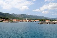 La ville de Jelsa, île de Hvar en Croatie. Le port de Jelsa. Cliquer pour agrandir l'image dans Adobe Stock (nouvel onglet).