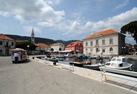 La ville de Jelsa, île de Hvar en Croatie. Le port de Jelsa. Cliquer pour agrandir l'image dans Adobe Stock (nouvel onglet).