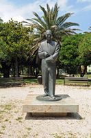 La ville de Jelsa, île de Hvar en Croatie. La statue du compositeur Antun Dobronic. Cliquer pour agrandir l'image dans Adobe Stock (nouvel onglet).