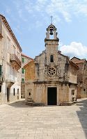La ville de Jelsa, île de Hvar en Croatie. L'église Saint-Jean. Cliquer pour agrandir l'image dans Adobe Stock (nouvel onglet).