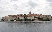 Gesloten stad Korčula. Klikken om het beeld te vergroten in Adobe Stock (nieuwe tab).